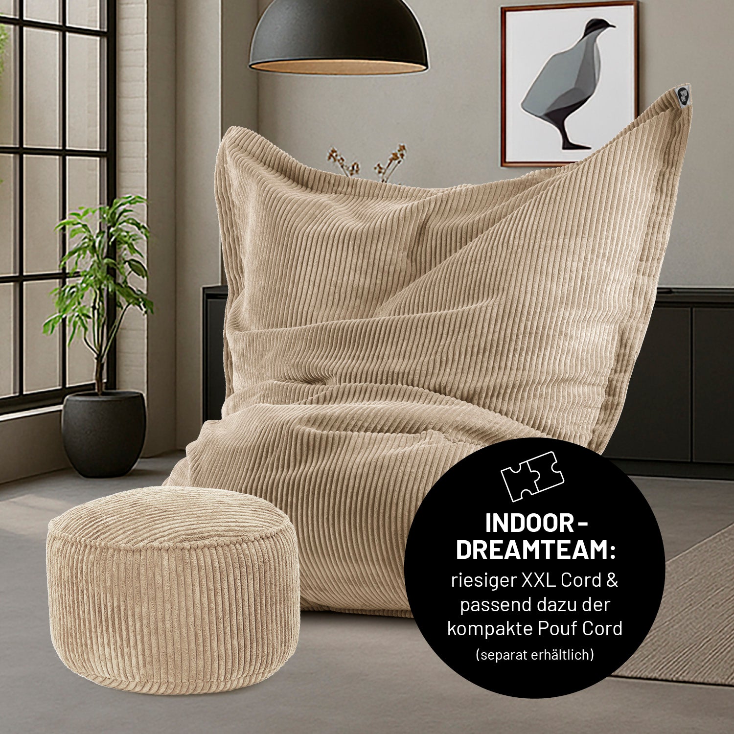 Sitzsack Classic XXL aus der LUMALAND Cord-Reihe - 380 L - 140 x 180 cm - Beige mit passendem Pouf im modernen Wohnzimmerambiente.