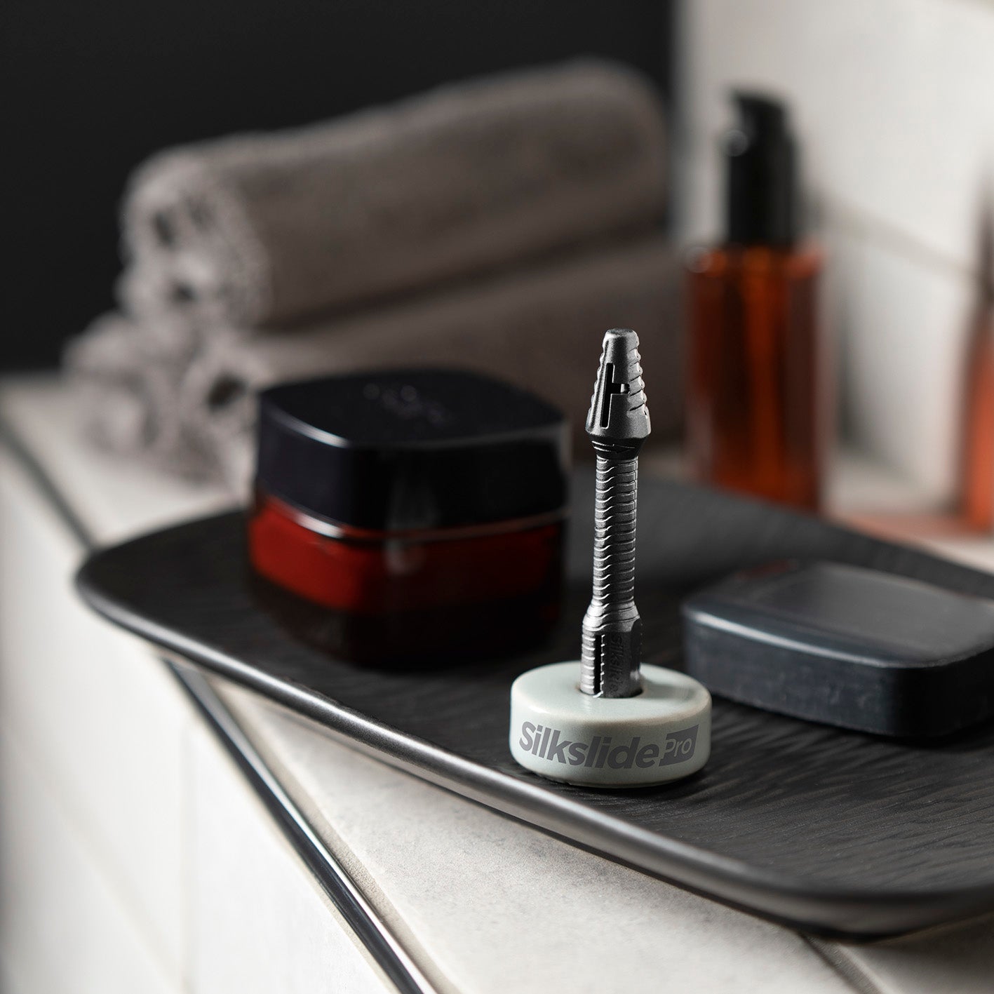 Nasenhaartrimmer - Nasierer inkl. Keramikständer, wiederverwendbar, präzise und hygienisch bei der Anwendung.