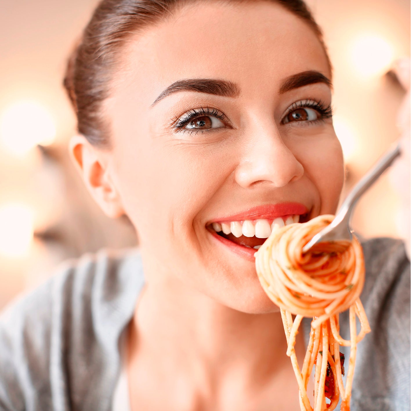 Frau genießt frische Pasta, hergestellt mit dem Pasta Maker mit 7 Formscheiben für verschiedene Pastasorten.