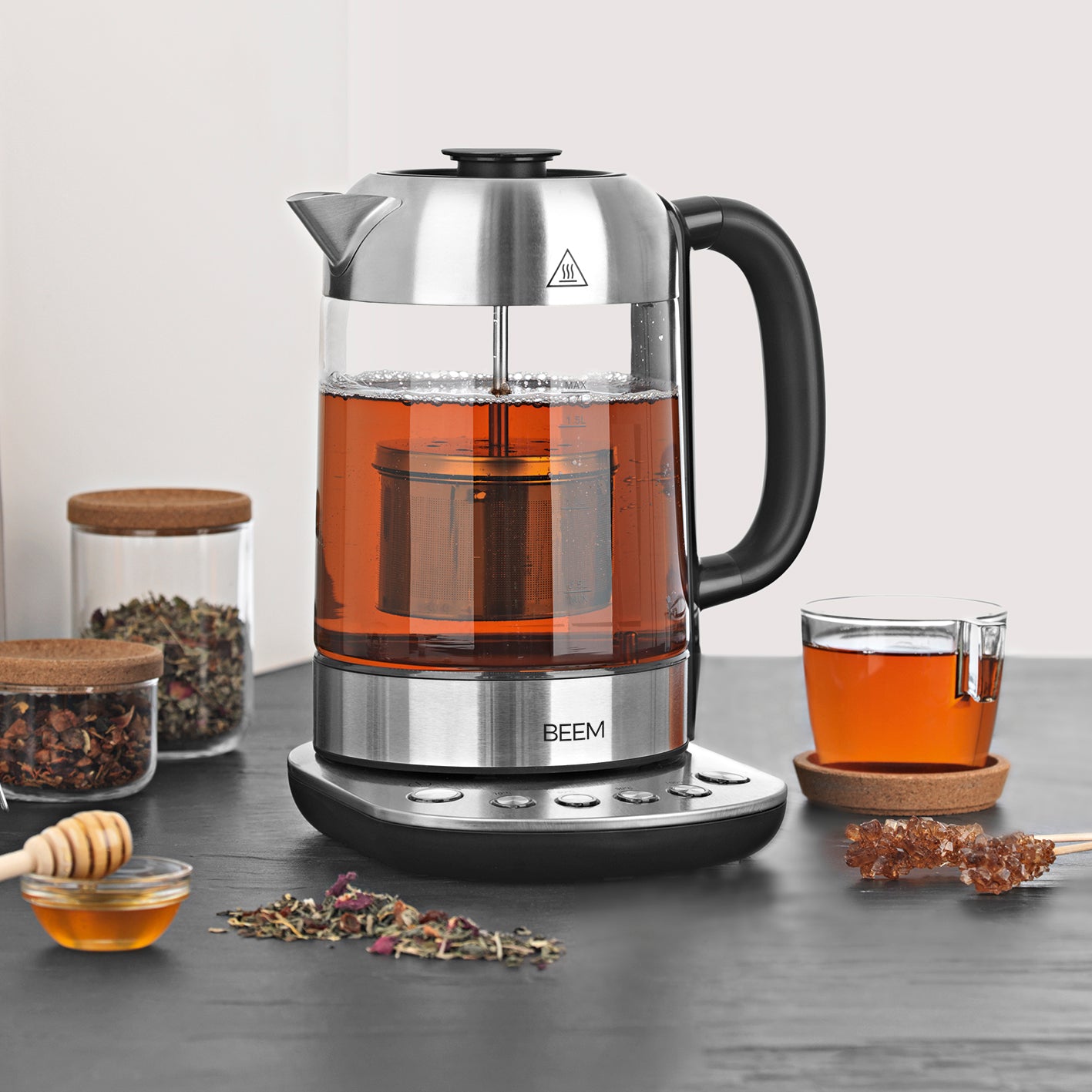 TEATIME II Edelstahl-Teesieb mit Deckel - 60 g im BEEM Wasserkocher für aromatischen losen Tee und einfache Reinigung.