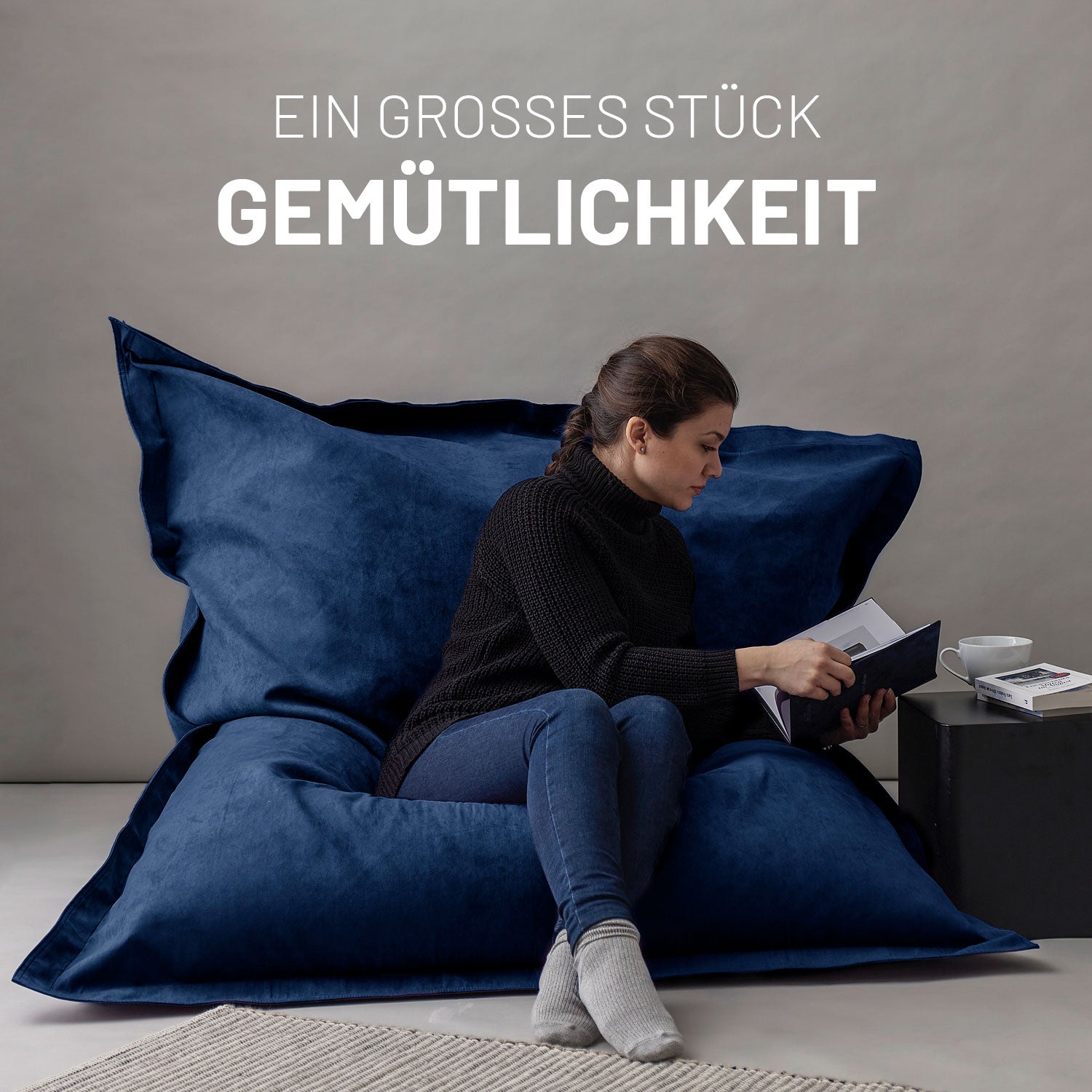 XXL Microvelours Sitzsack (380 L) Dunkelblau mit großzügiger Sitzfläche als gemütliche Alternative im Wohnzimmer oder Kinderzimmer.