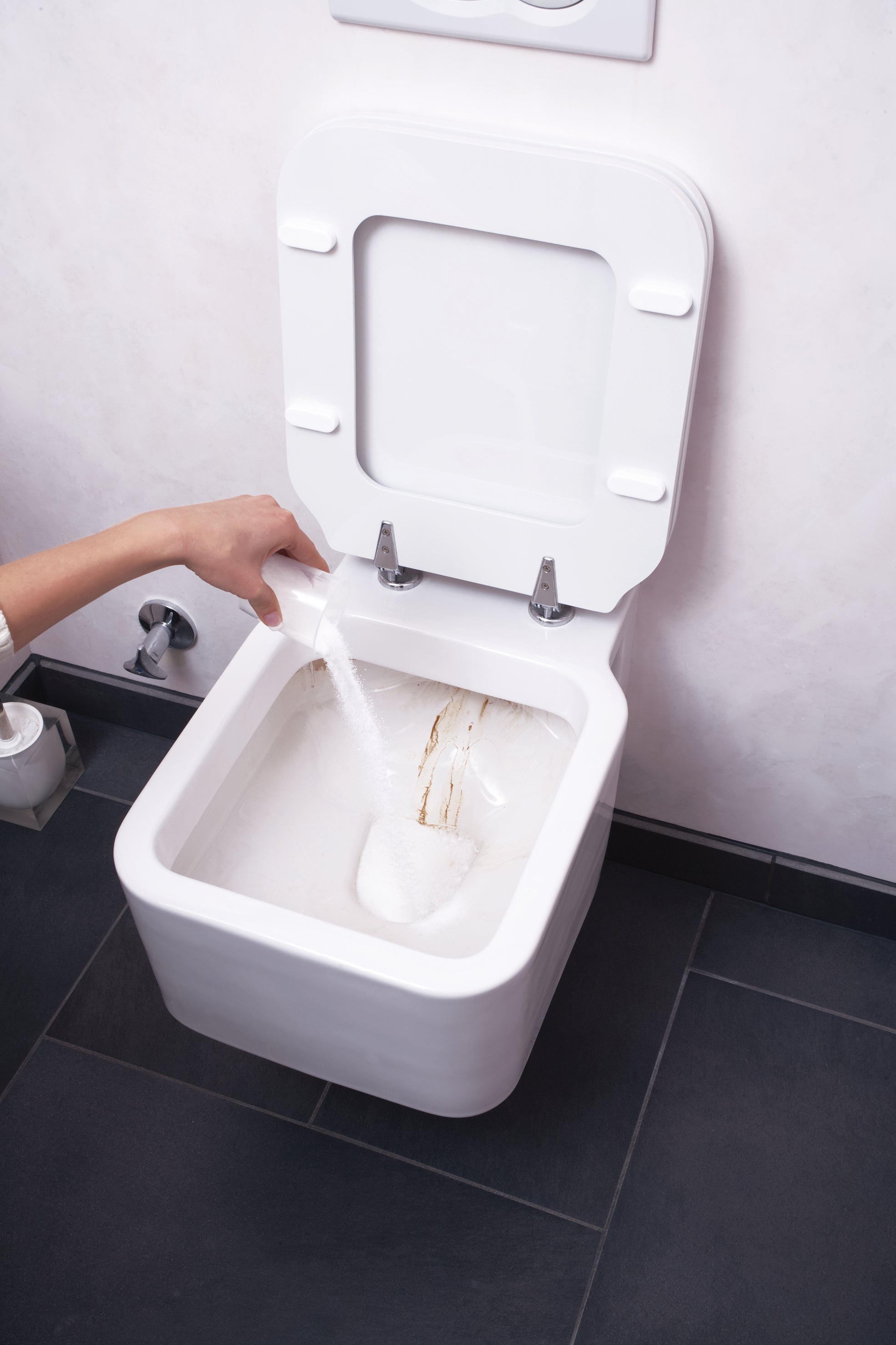 WC Intensiv-Schaum wird in eine Toilette gegossen, um kraftvoll und selbstreinigend bis unter den Rand zu reinigen.