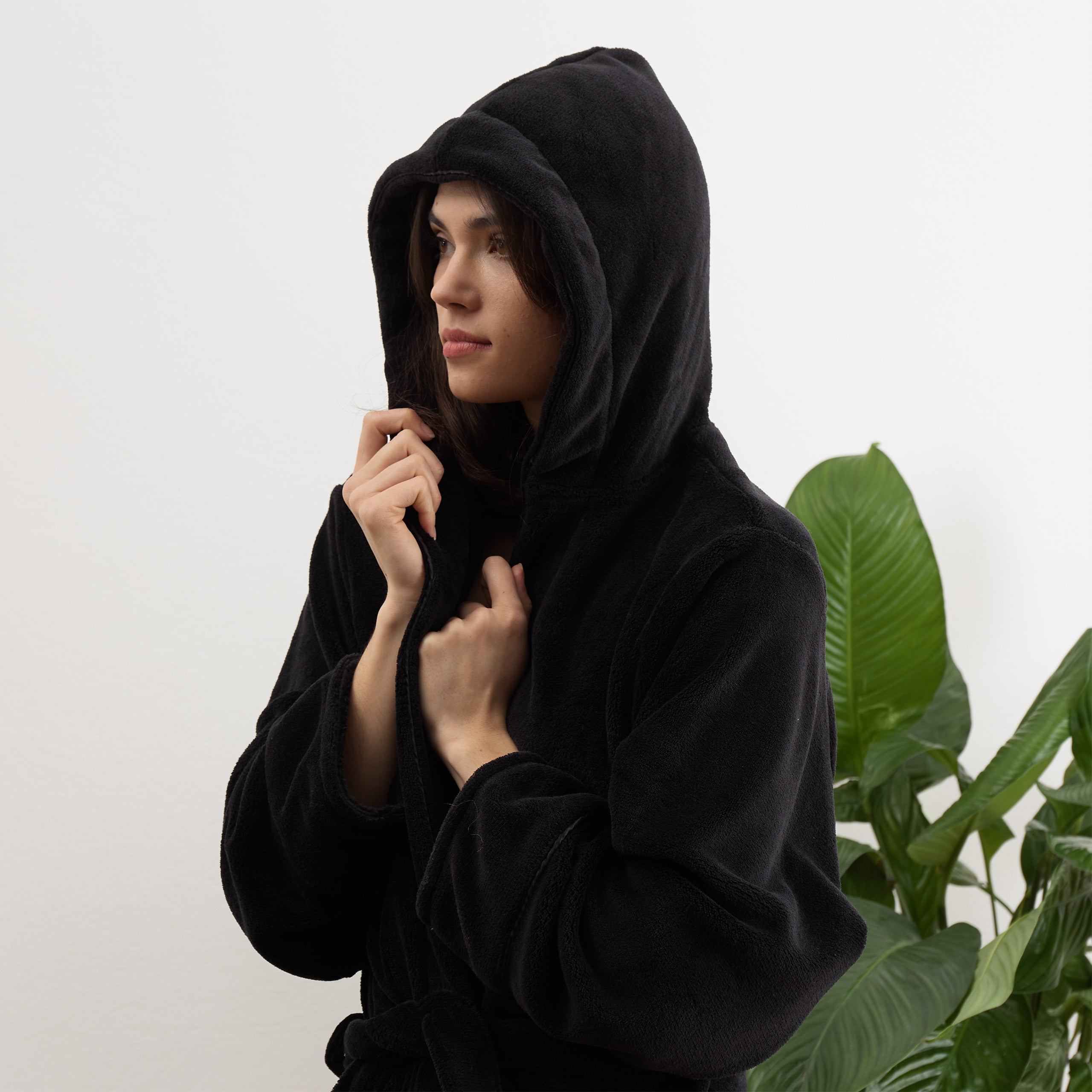 Luxury Mikrofaser Bademantel mit Kapuze für Damen und Herren - Schwarz - Größe XL, kuschelig und schnelltrocknend.