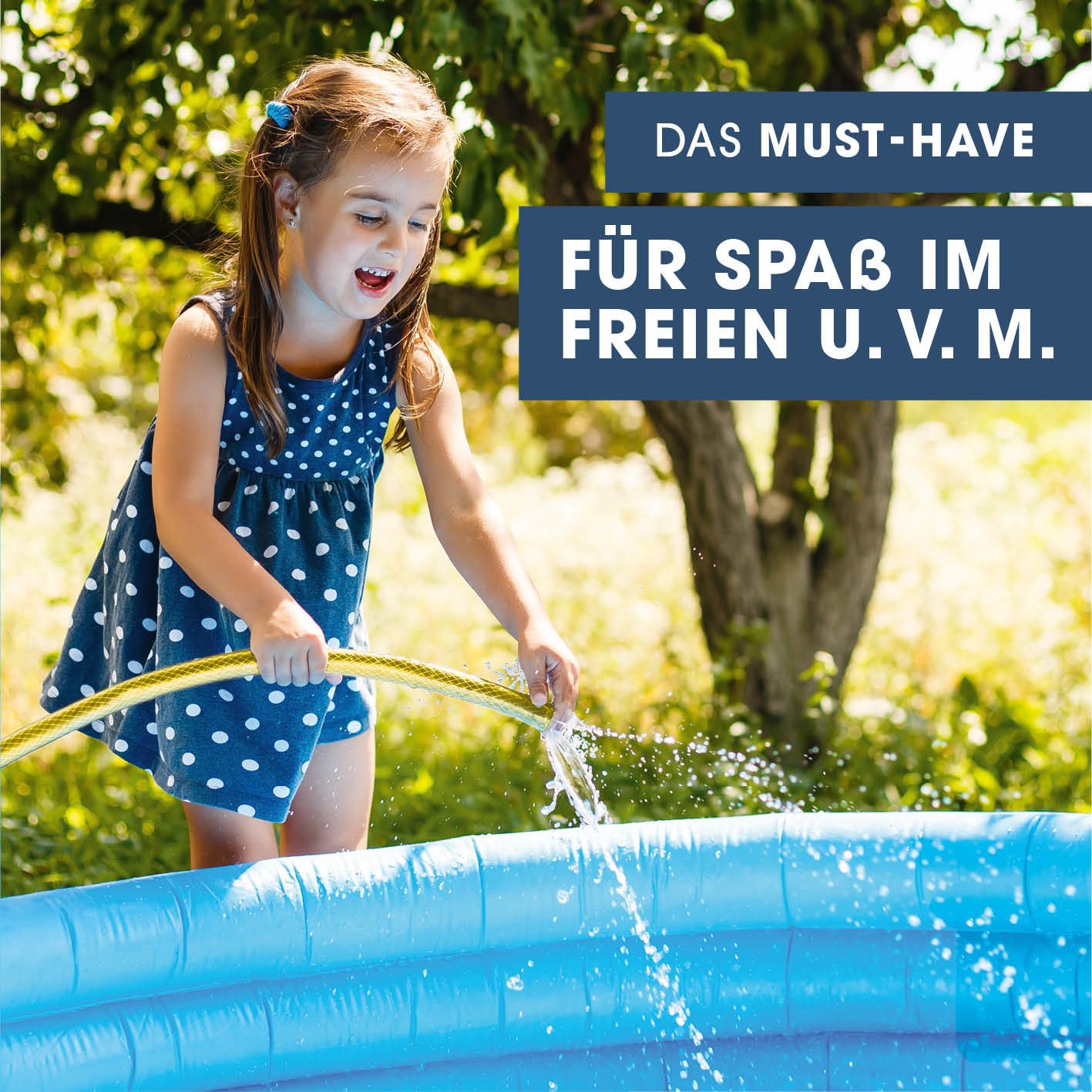 Edelstahl-Durchlauferhitzer zeigt Mädchen, das draußen Wasser mit Schlauch in Planschbecken füllt, Spaß im Freien.