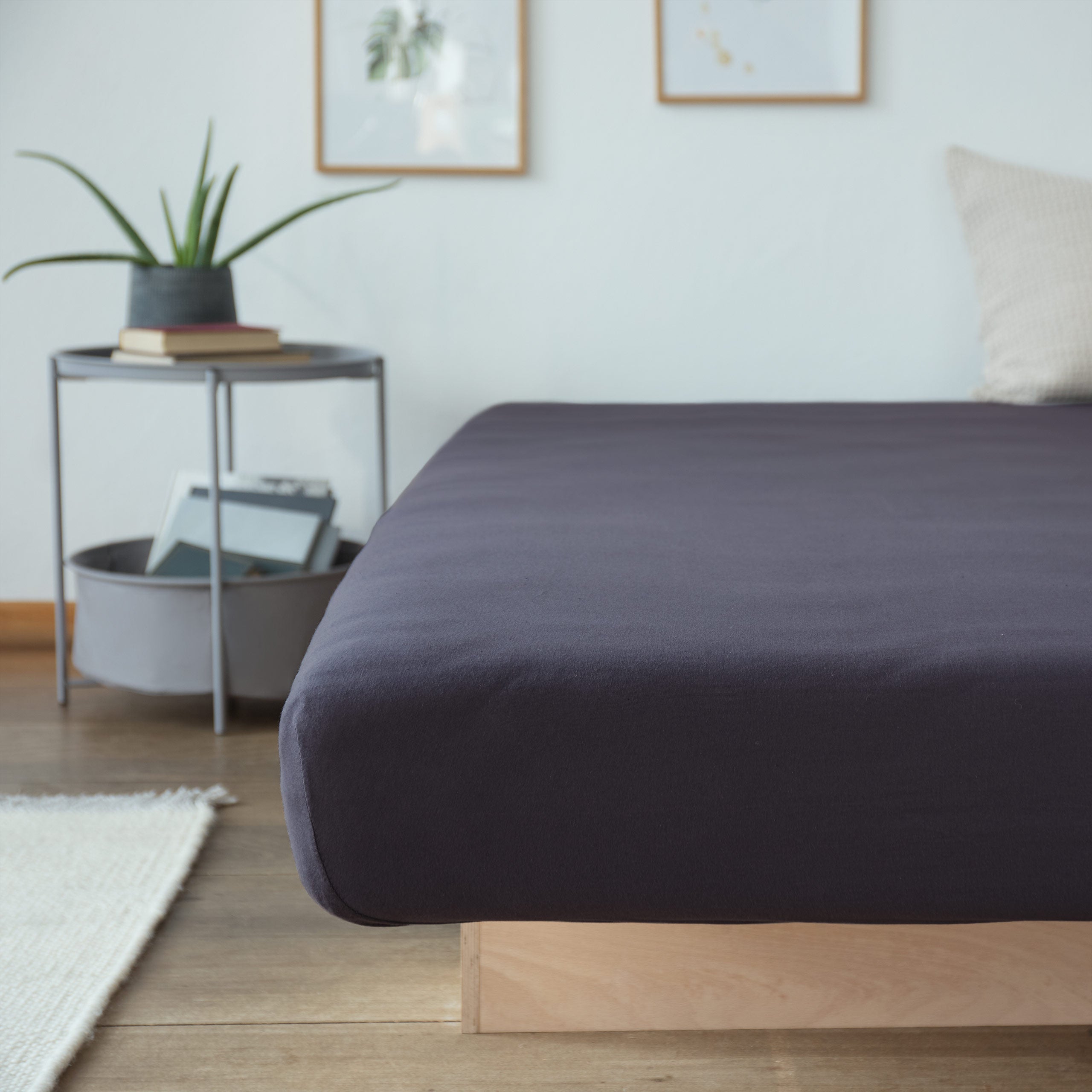 Comfort Jersey Spannbettlaken - 160 g/m² 100% Baumwolle in Anthrazit, elastisch und einlaufsicher, 140-160 x 200 cm.