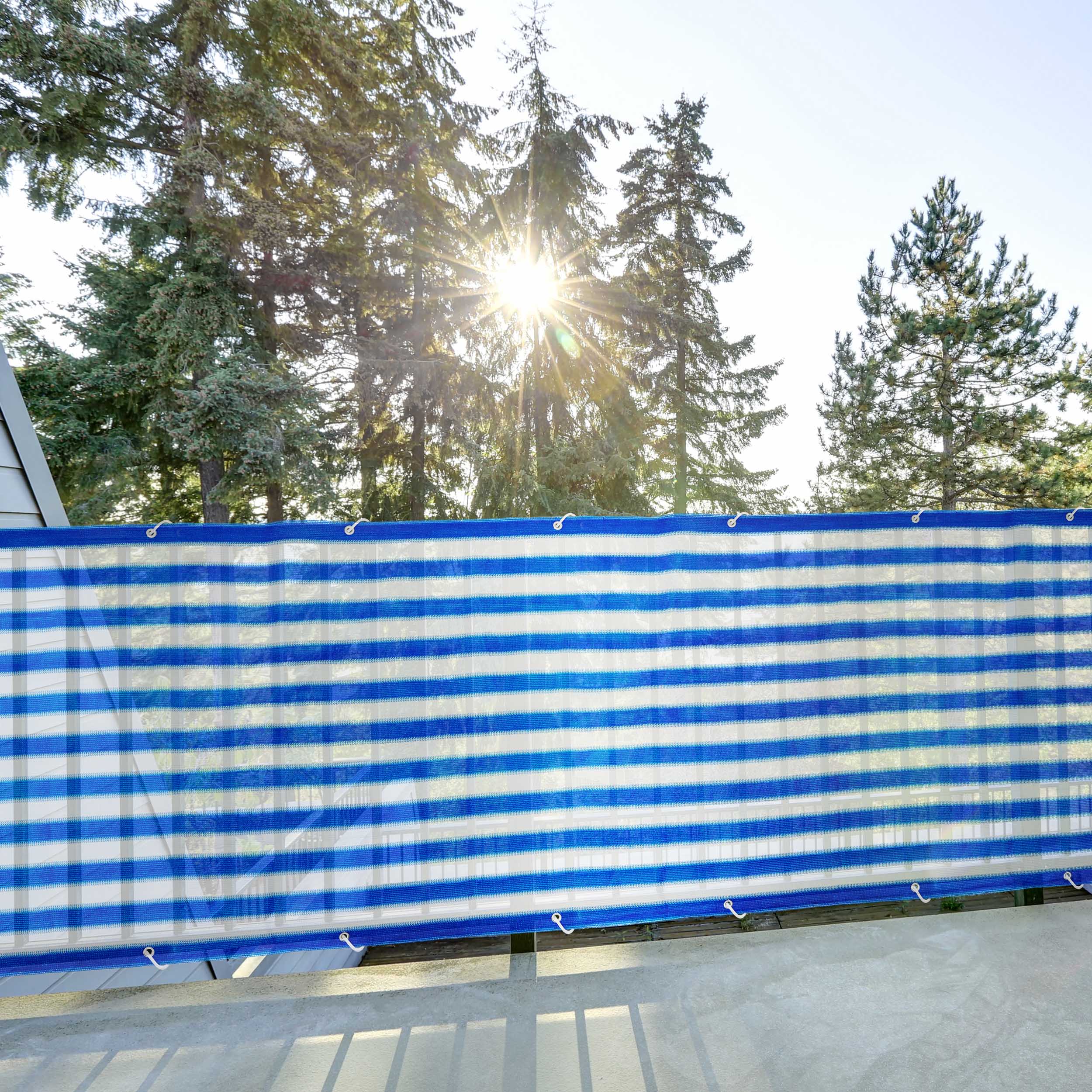 Balkonsichtschutz inkl. Befestigungsseil - 0,9 x 5 m - Blau/Weiß, wetterfest, UV-beständig, mit stabilem Befestigungsseil am Balkon montiert.