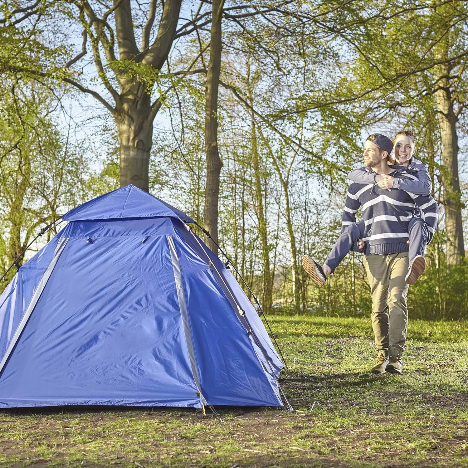 Pop Up Familienzelt Wurfzelt 3 Personen Zelt Blau im Wald, schnell aufzubauen, ideal zum Camping, Trekking und Festivals.