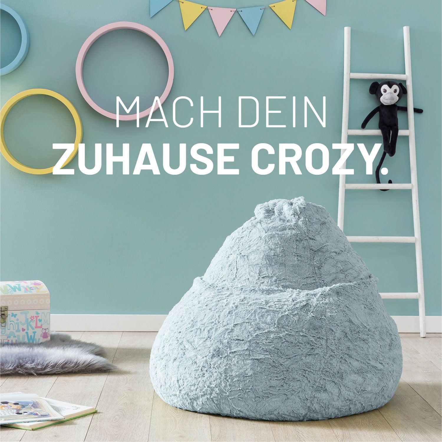 Luxury Fluffy Sitzsack (120 L) Pastel Blau aus weichem Webplüsch, formanpassend, robust und geruchsneutral für gemütliches Sitzen indoor.