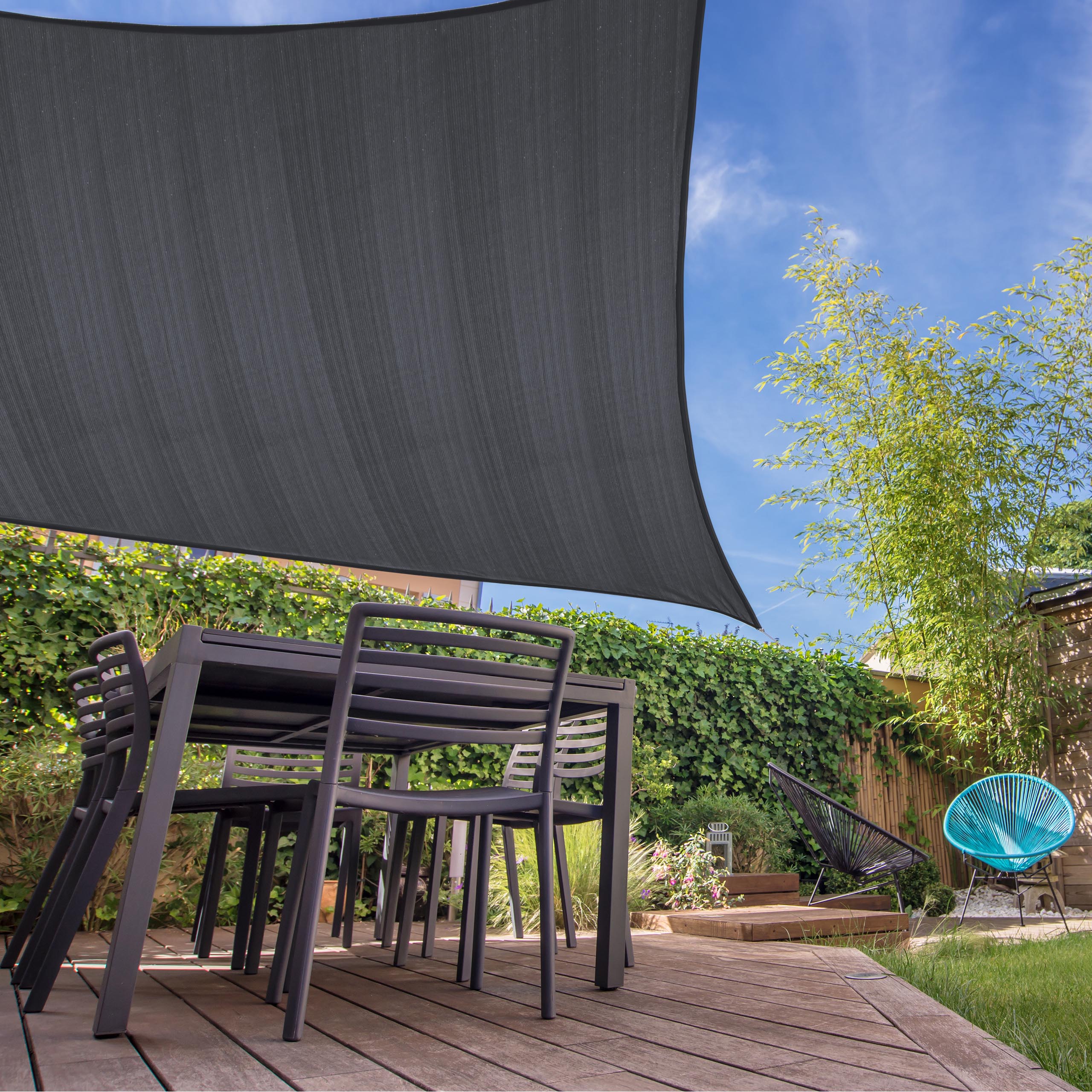 Sonnensegel 100% HDPE mit Stabilisator für UV-Schutz - Quadrat 4 x 4 Meter - Dunkelgrau, robust und wetterfest auf Terrasse installiert.