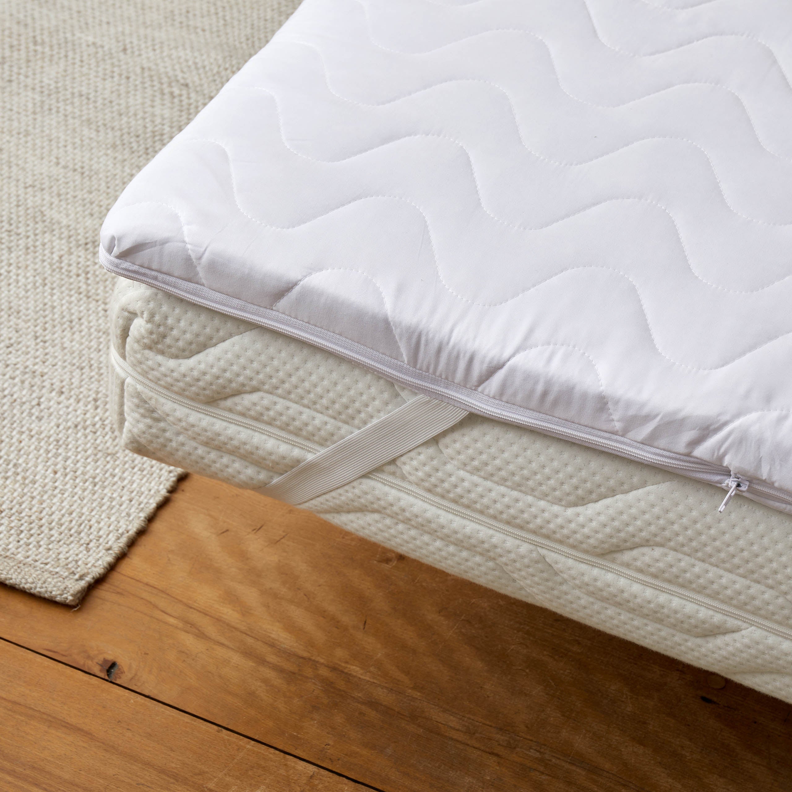 Matratzentopper Microfaser - 140 x 200 x 6,5 cm mit viskoelastischem Memory Foam und abnehmbarem, waschbarem Bezug.